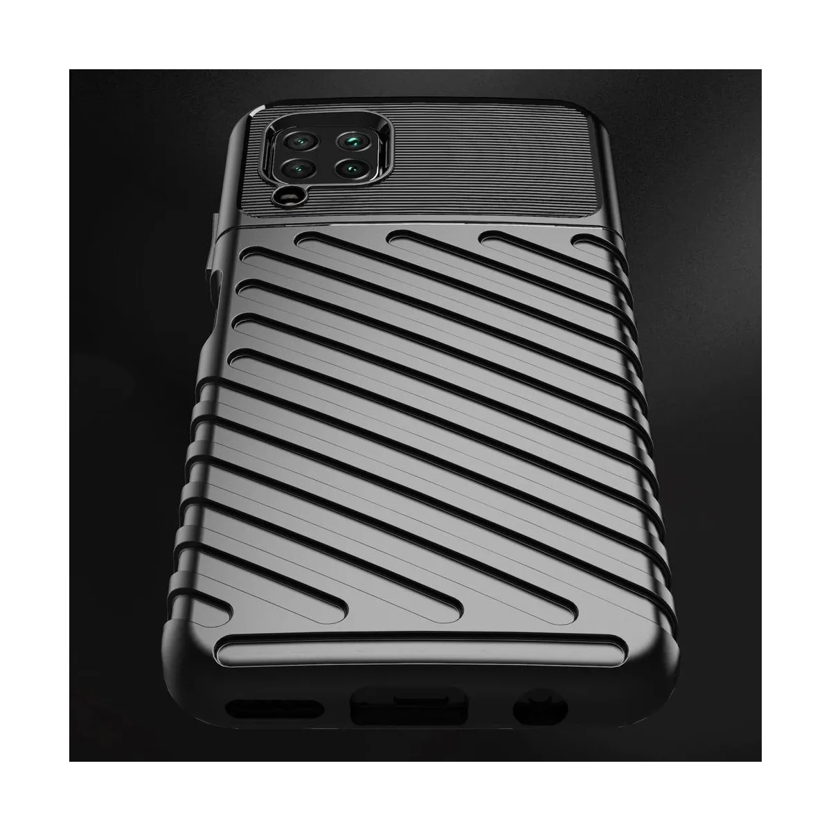Primer plano de una funda de teléfono negra. Tiene un diseño texturizado con líneas horizontales y un recorte para la cámara. El fondo es oscuro.