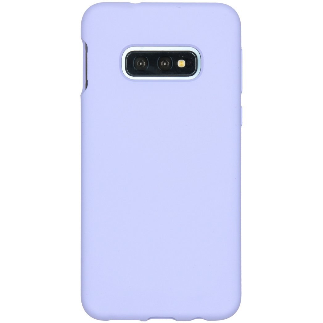 Een lichtpaarse telefoonhoes. Het heeft een uitsparing voor de camera met twee lenzen en een flitser. De achtergrond is wit.
