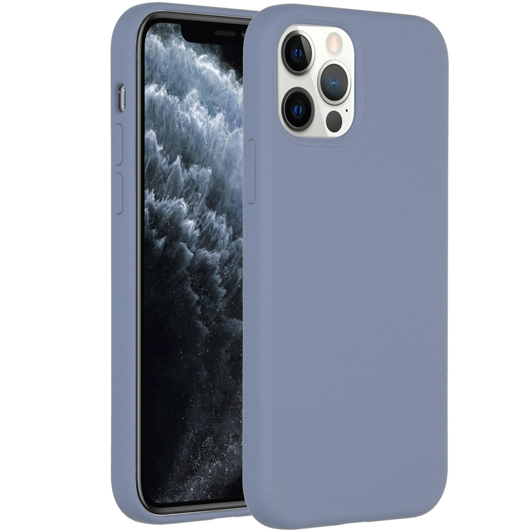 Een blauwe telefoonhoes met een telefoon erin. De telefoon heeft een zwart scherm en drie cameralenzen.
