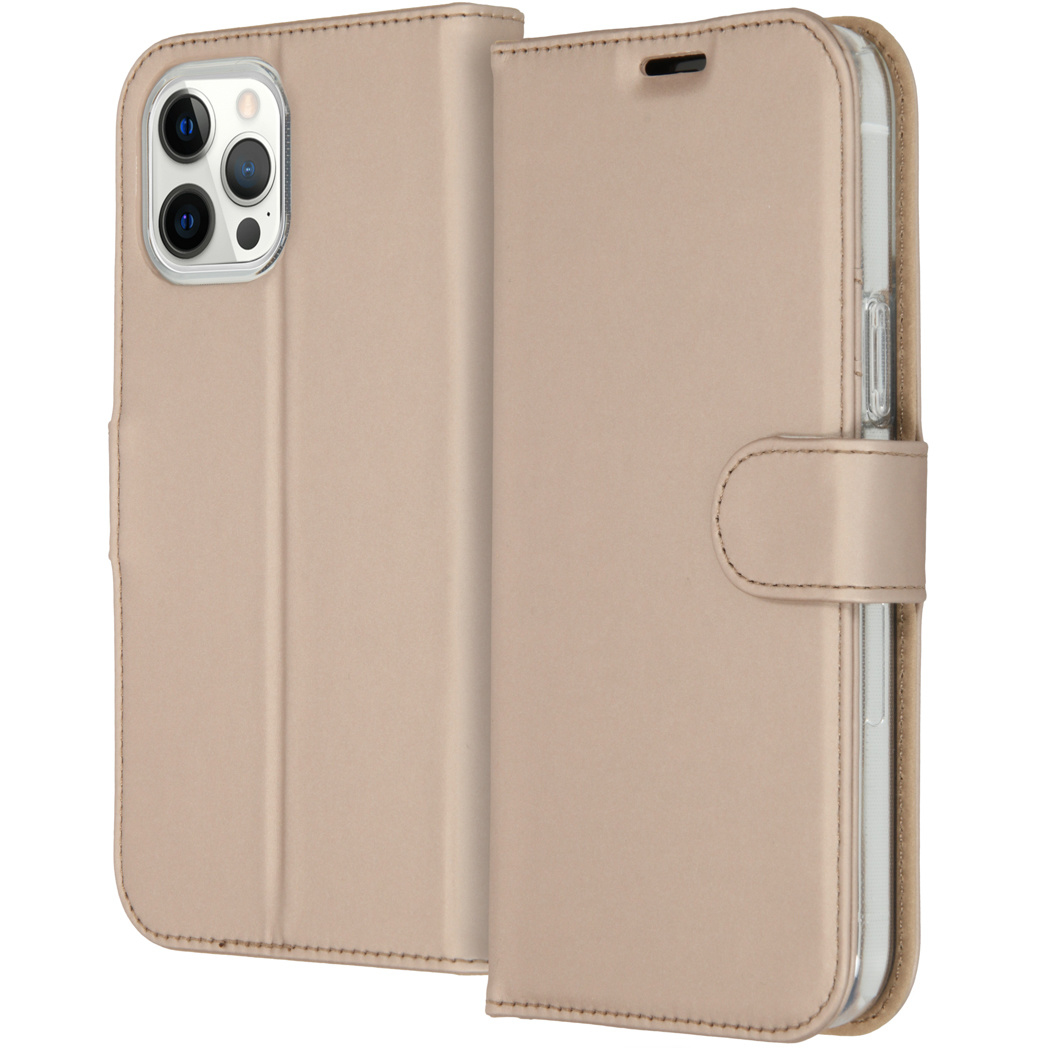 Een beige telefoonhoesje, open om een telefoon te laten zien. De hoes is leerachtig met een sluiting. De telefoon heeft meerdere camera's.