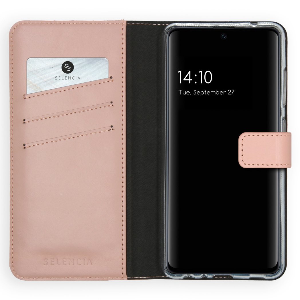 Offene rosa Handyhülle mit Telefon. Eine Karte in der Tasche. Auf dem Telefonbildschirm wird die Uhrzeit 14:10 angezeigt.