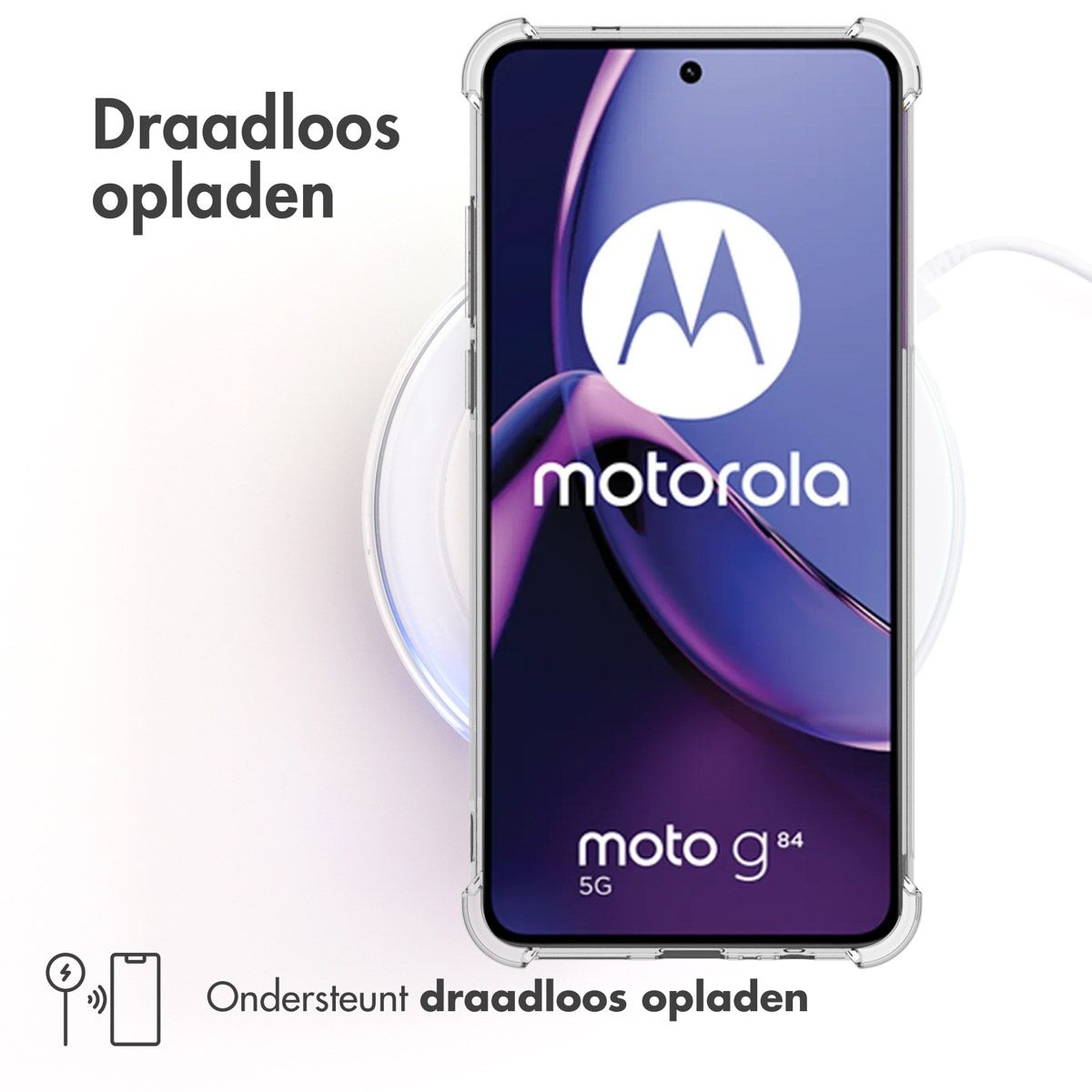 Motorola Moto G84 5G-telefoon op draadloze oplader. Met transparante hoes. Tekst: Draadloos opladen, Ondersteunt draadloos opladen.