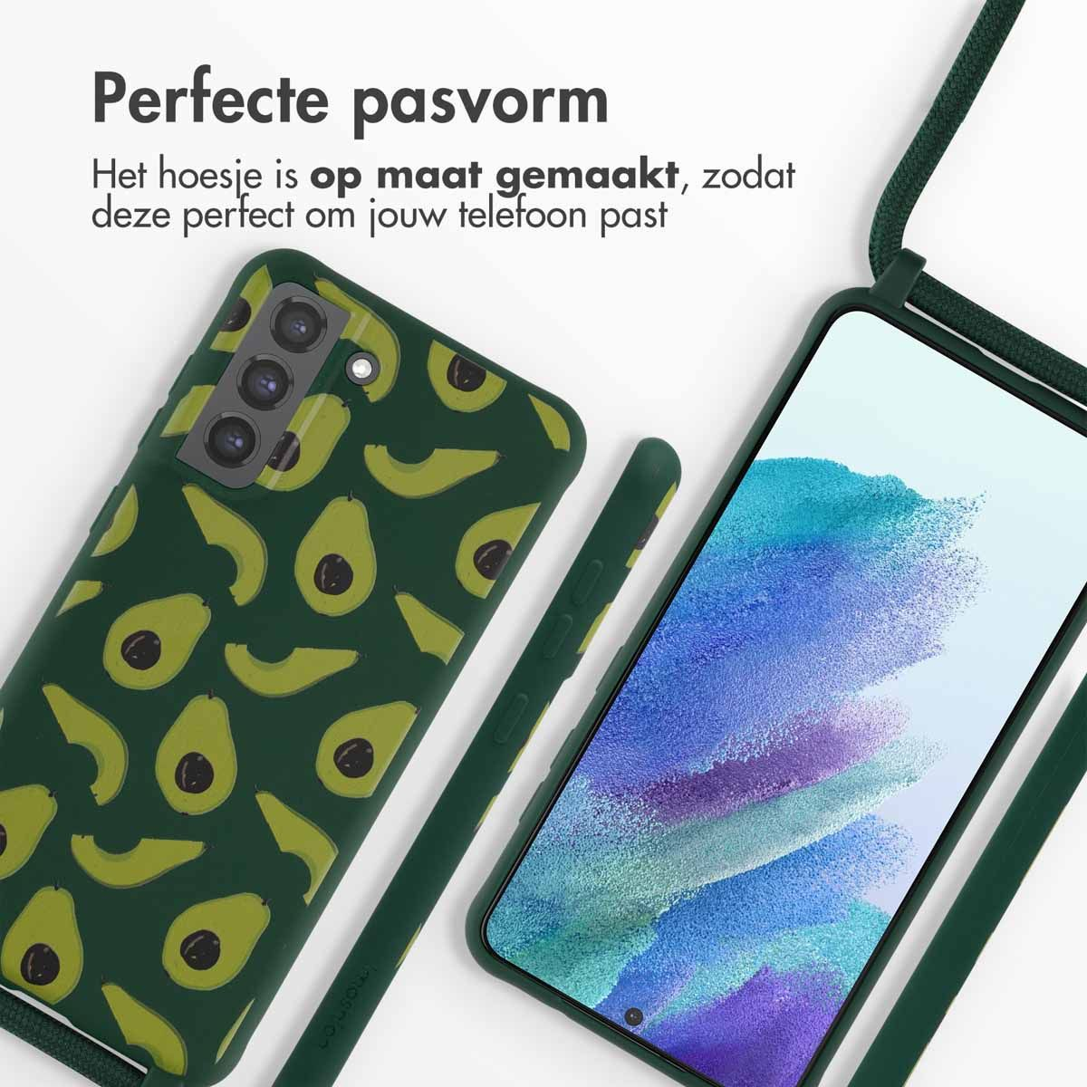 Groene telefoonhoes met avocadopatroon, naast een telefoon met groene hoes en een riem.