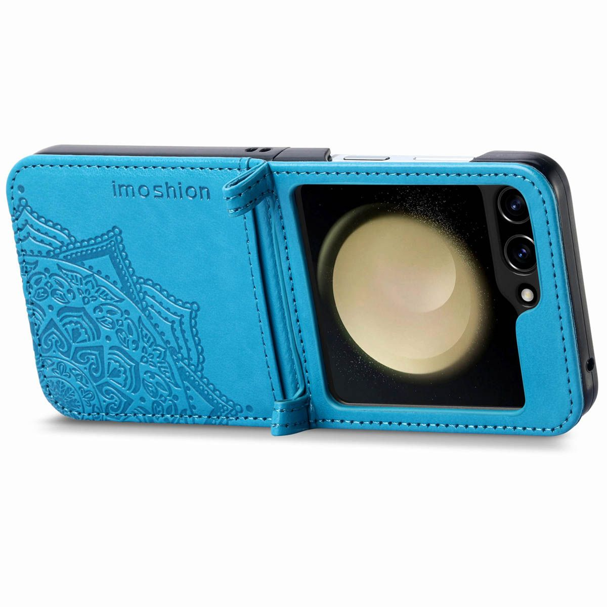 Un étui de téléphone bleu avec un motif de mandala et un téléphone à l'intérieur. L'étui porte la marque 'imoshion'.