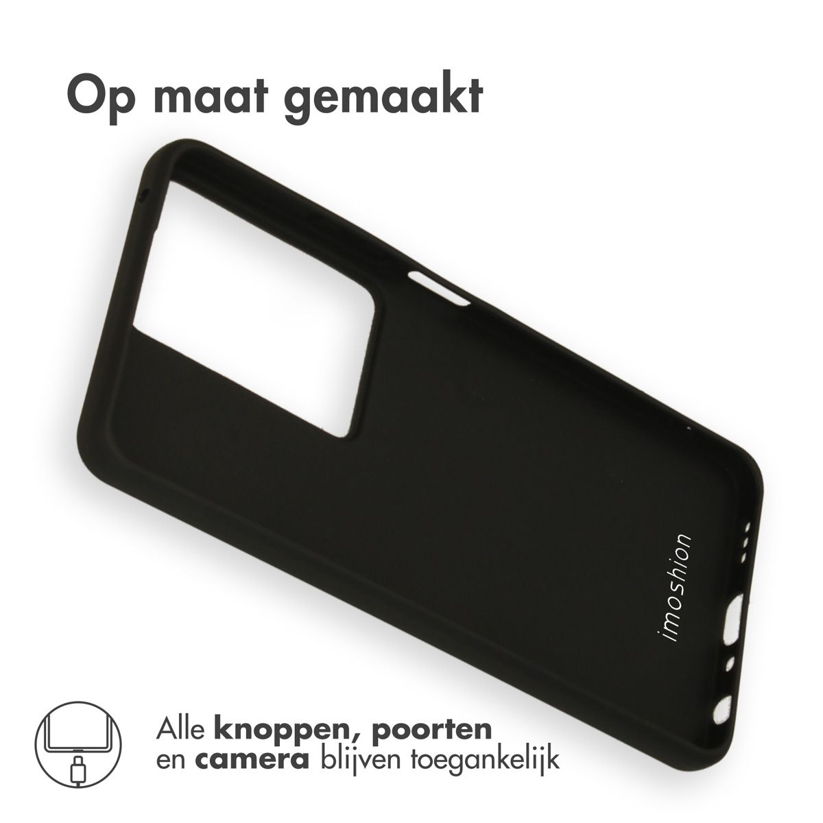 Un étui de téléphone noir est incliné, avec une découpe pour l'appareil photo. Le texte ci-dessus indique 'Op maat gemaakt' et en dessous 'Alle knoppen, poorten en camera blijven toegankelijk'.