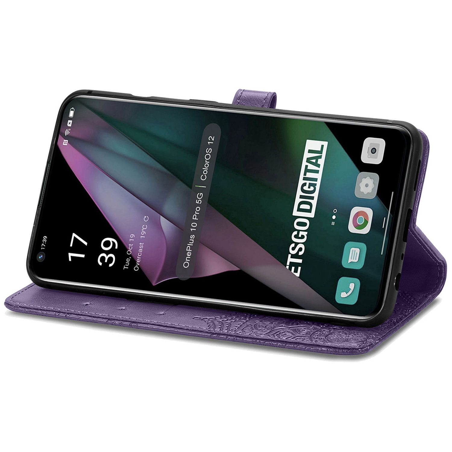 Een smartphone in een paarse hoes toont de tijd, datum en het weer. De hoes is open en toont het scherm van de telefoon en de beschermhoes.