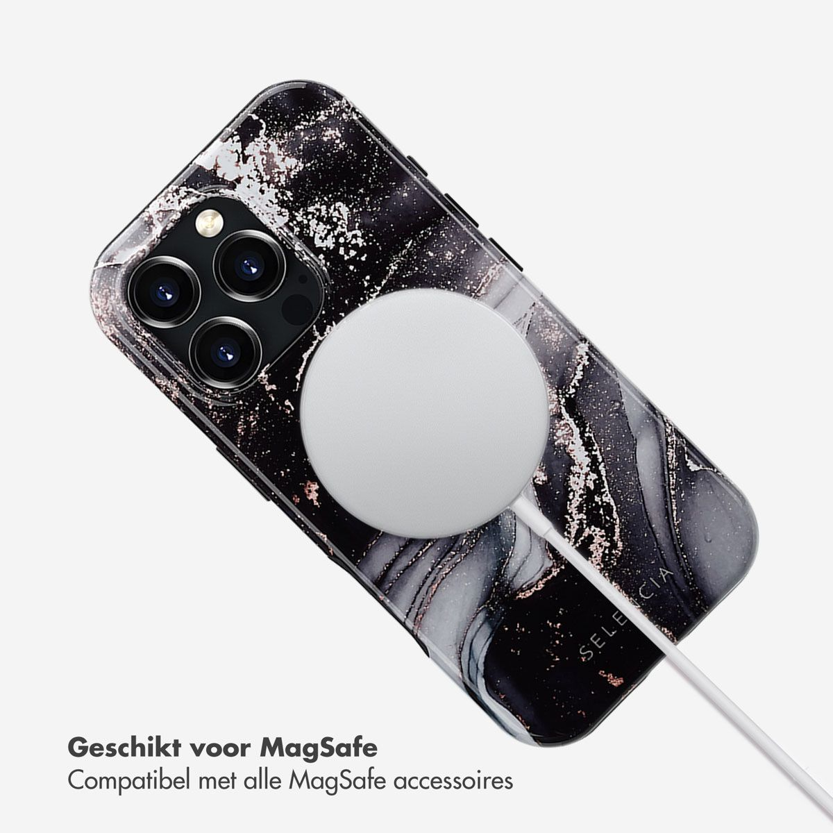 Téléphone avec coque en marbre noir, chargeur MagSafe attaché. Câble blanc. Texte en bas : 'Compatible MagSafe'.