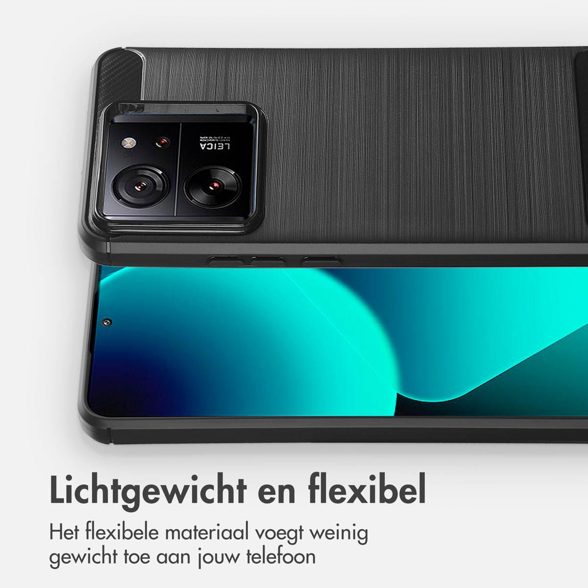 Een telefoon in een hoesje. Het telefoonscherm is blauw. De hoes is zwart en heeft een Leica camera.