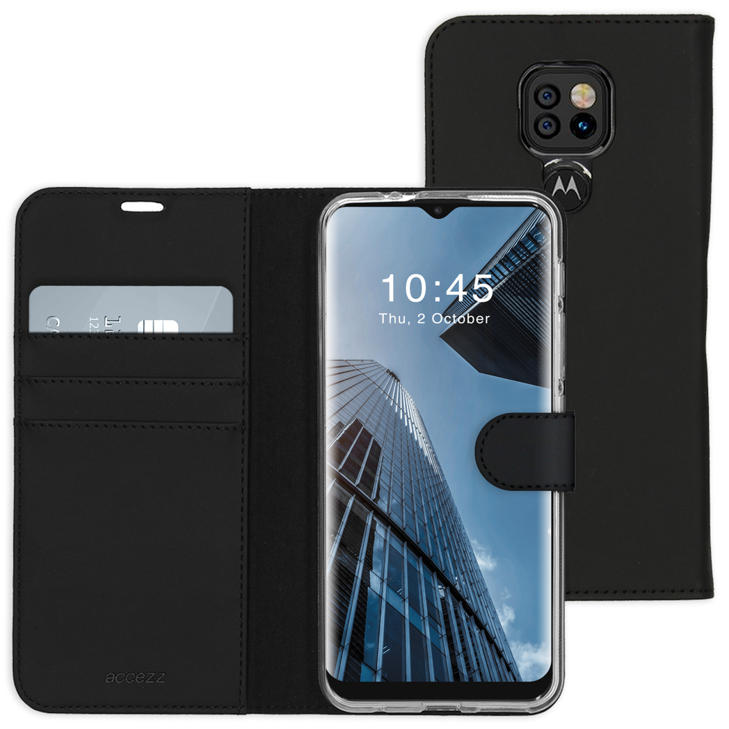 Un étui de téléphone noir avec un smartphone à l'intérieur, montrant un bâtiment. L'étui a des fentes pour cartes et une fermeture magnétique.