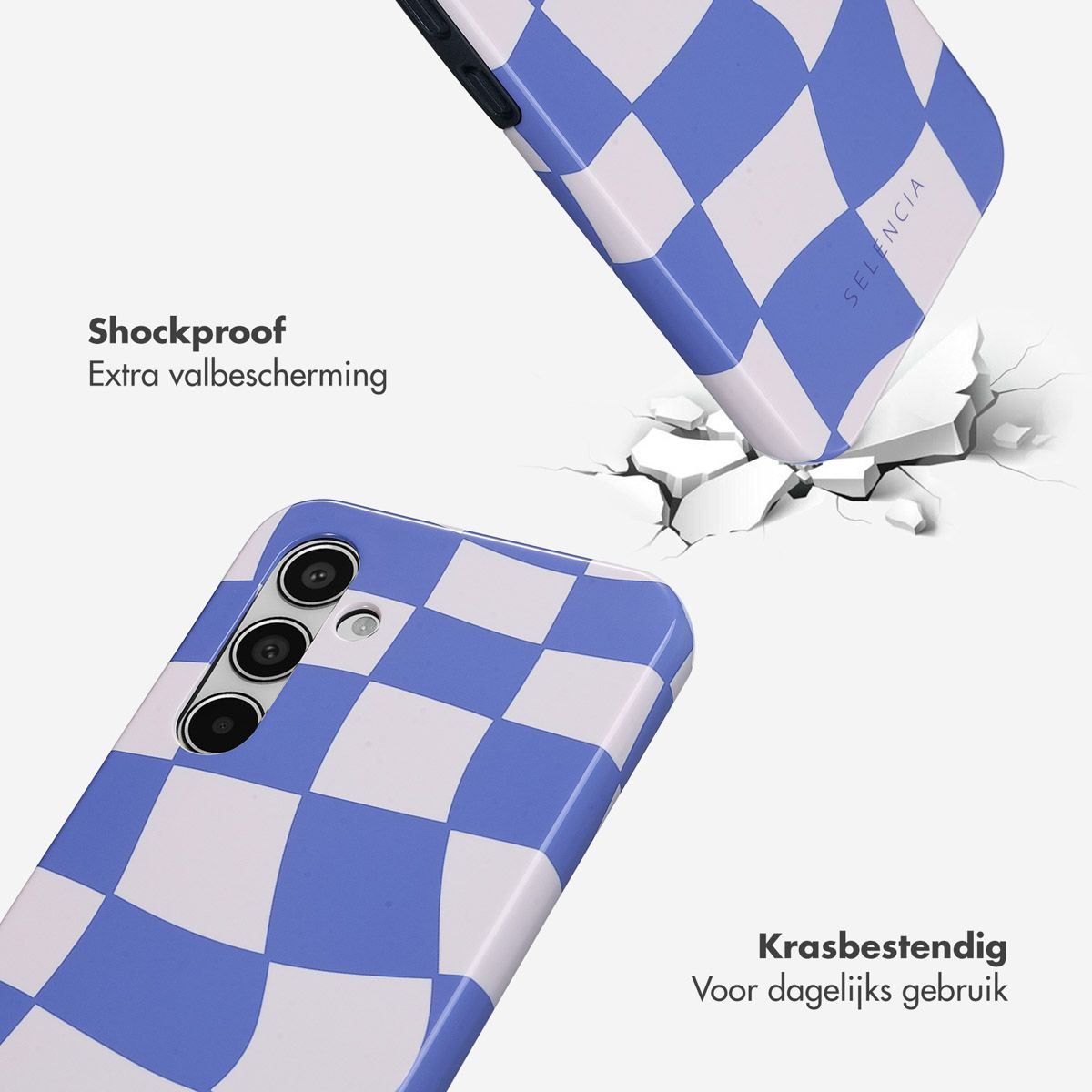 Twee telefoonhoesjes met blauw-wit geblokt patroon worden getoond. Eén valt en barst een oppervlak. Tekst luidt 'Schokbestendig' en 'Krasbestendig'.