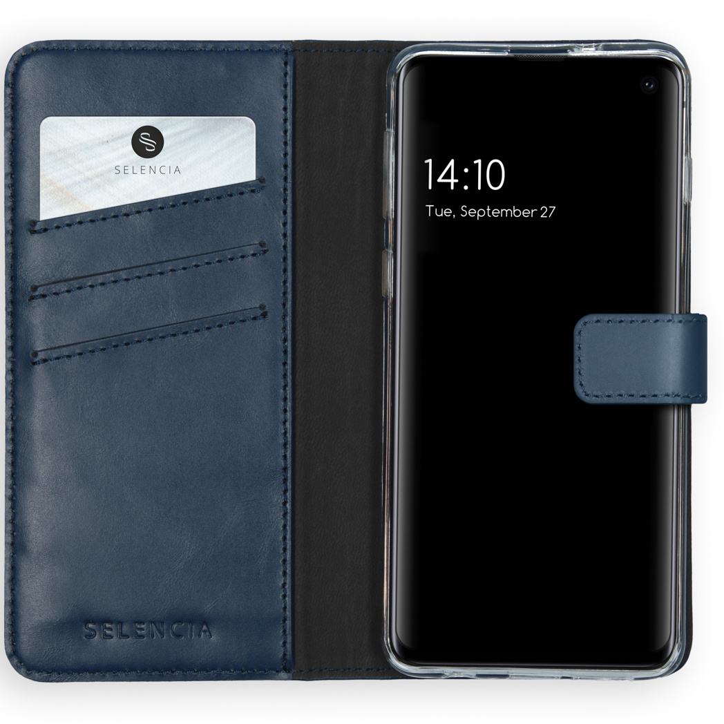 Een blauwe lederen telefoonhoes met een telefoon erin. Een kaart met een logo zit in de linkerzak.