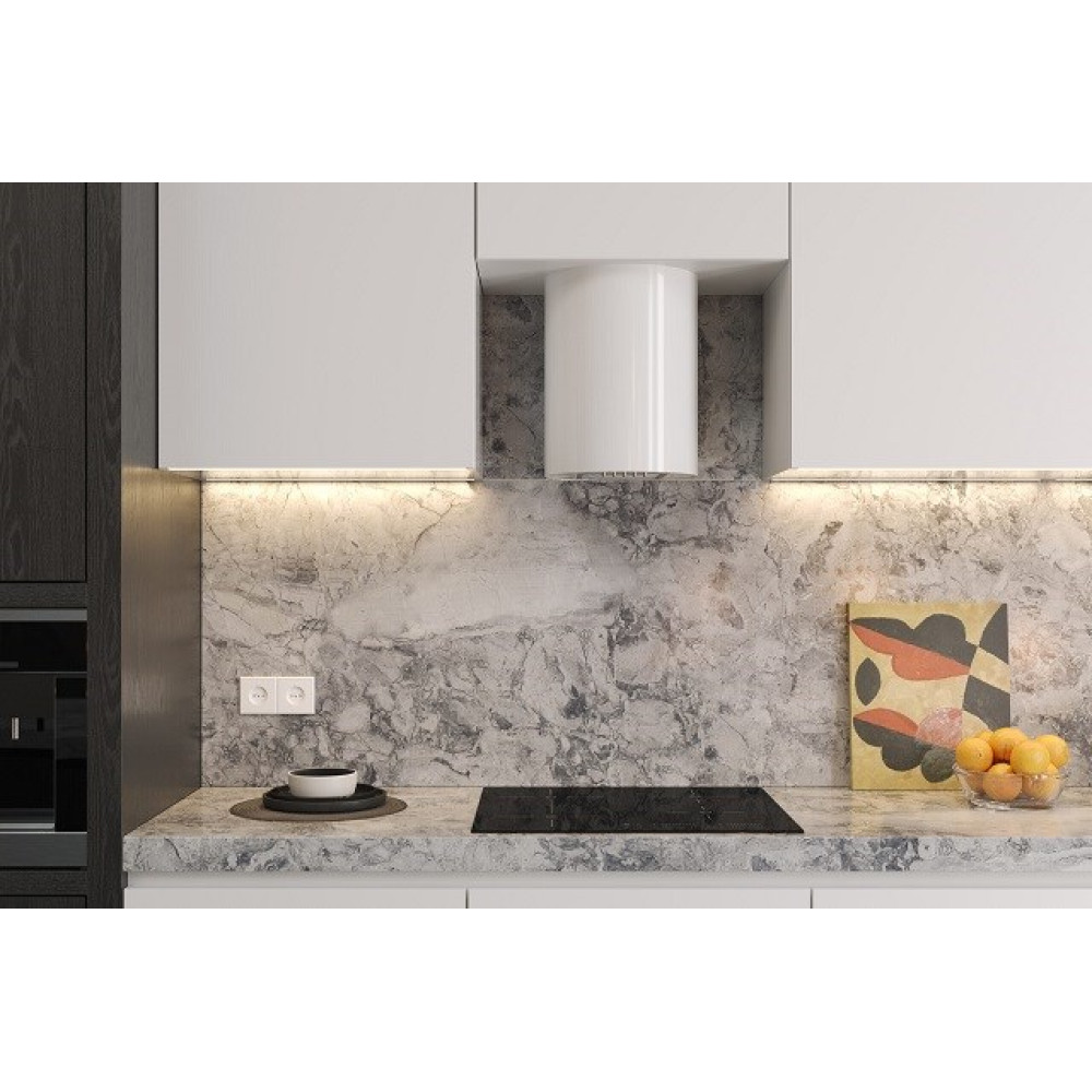 Nowoczesna kuchnia z białymi szafkami, marmurowym blatem, czarną płytą grzewczą i abstrakcyjnym obrazem. Pomarańcze w szklanej misce.