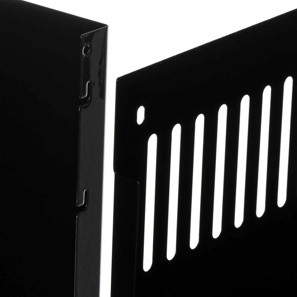 Zbliżenie dwóch czarnych metalowych paneli. Jeden ma pionowe szczeliny, drugi zakrzywioną krawędź i otwory na śruby, oba na białym tle.