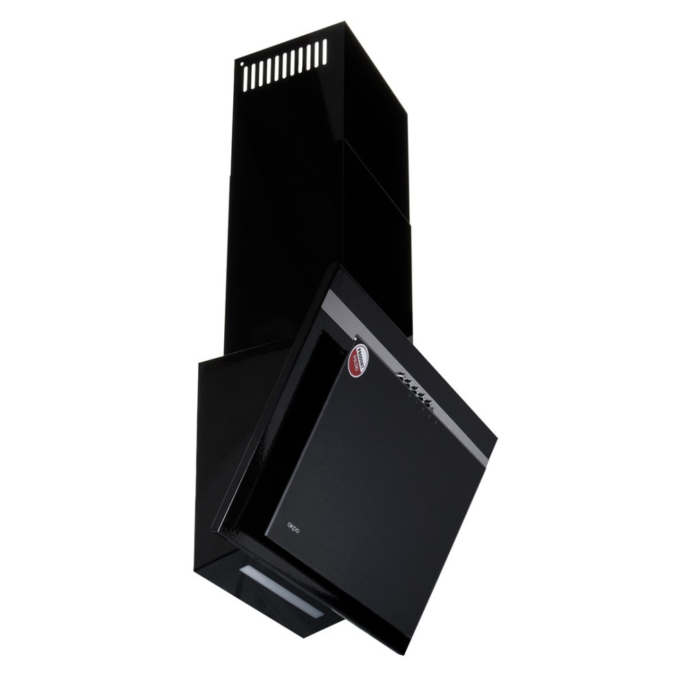 Nowoczesny czarny okap o prostokątnym kształcie, z szklanym frontem i kominem. Okap jest ustawiony pod kątem, na białym tle.