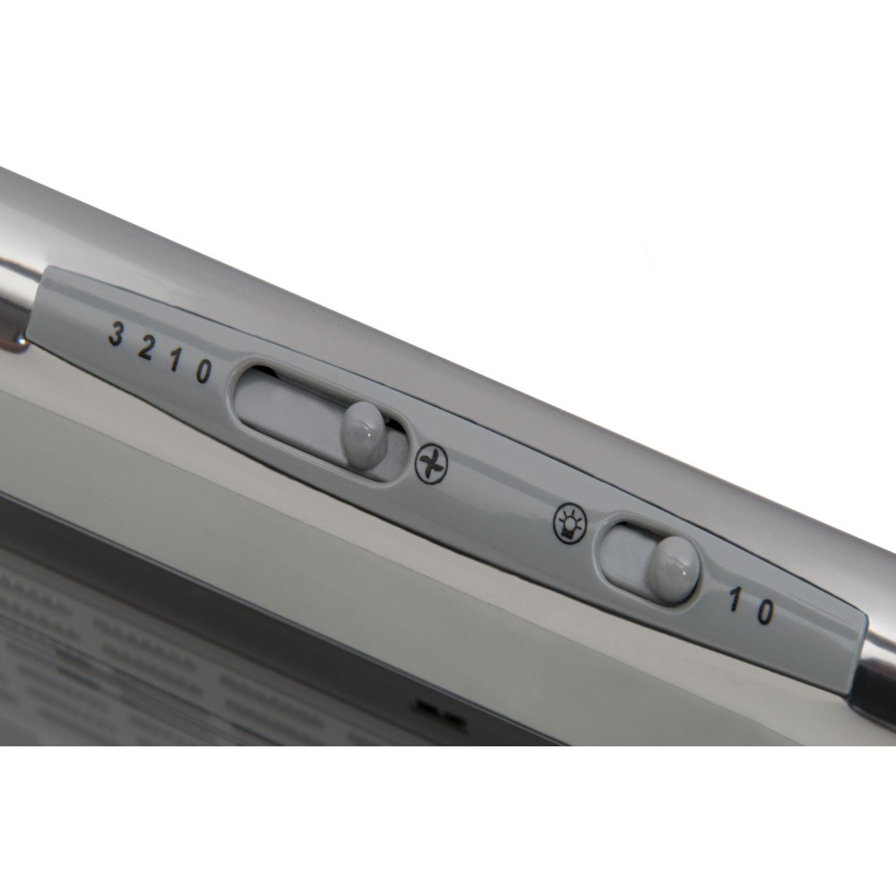 Zbliżenie panelu sterowania okapu. Posiada szare przyciski i suwak z cyframi i symbolami, wskazujący sterowanie wentylatorem i światłem.