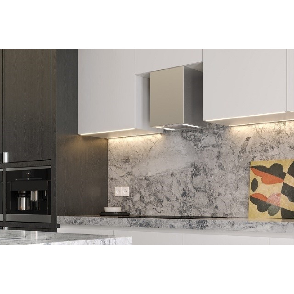 Nowoczesna kuchnia z białymi szafkami, marmurowym blatem i wbudowanym ekspresem do kawy. Grafika po prawej stronie. Okap ze stali nierdzewnej.