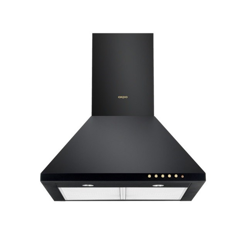 Czarny okap AKPO. Ma kształt trapezoidalny. Okap ma światła i filtr. Tło jest białe.