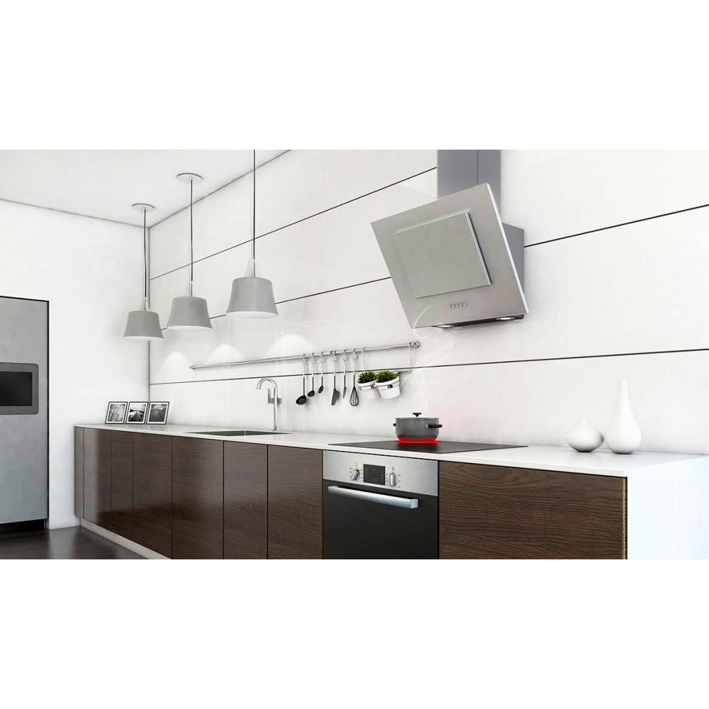 Nowoczesna kuchnia z białymi ścianami, ciemnymi drewnianymi szafkami, urządzeniami ze stali nierdzewnej i szarymi lampami wiszącymi. Garnek stoi na kuchence.