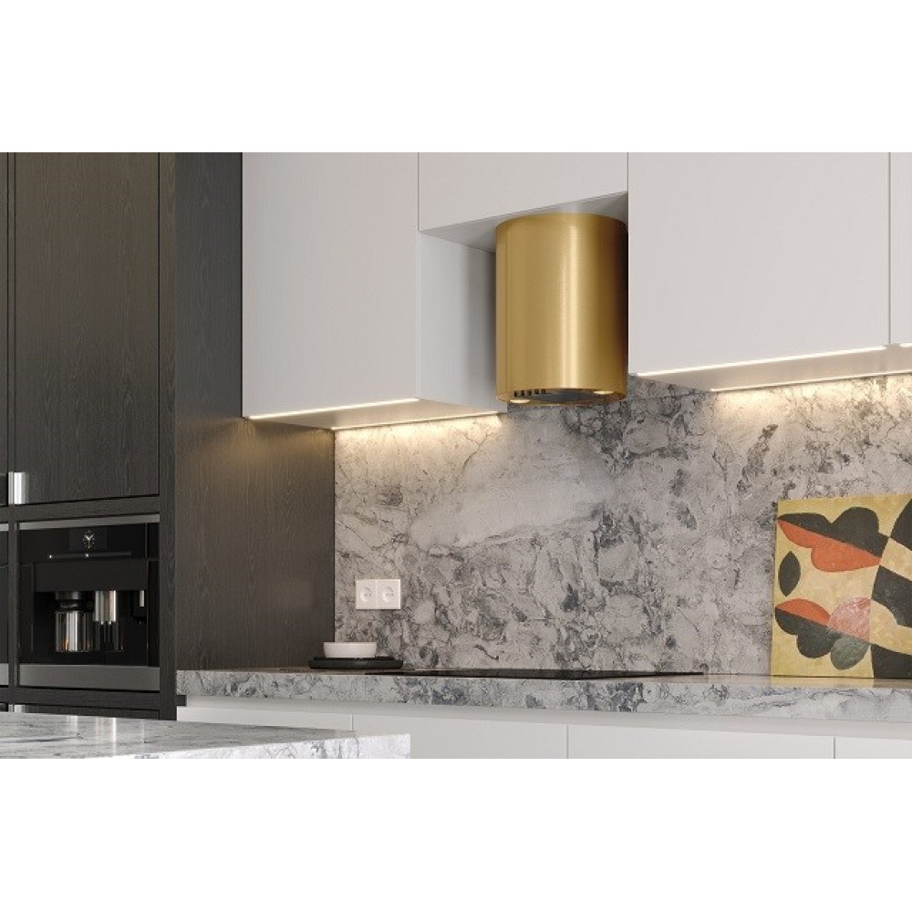 Nowoczesna kuchnia z białymi szafkami, złotym okapem, marmurowym blatem, wbudowanym ekspresem do kawy i sztuką abstrakcyjną.