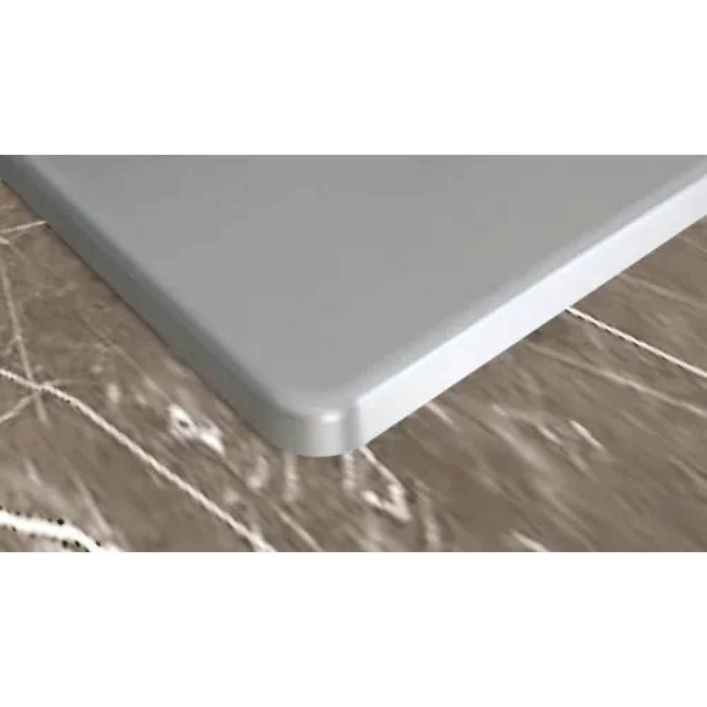 Zbliżenie szarej powierzchni, być może stołu, na tle brązowego tła przypominającego marmur.