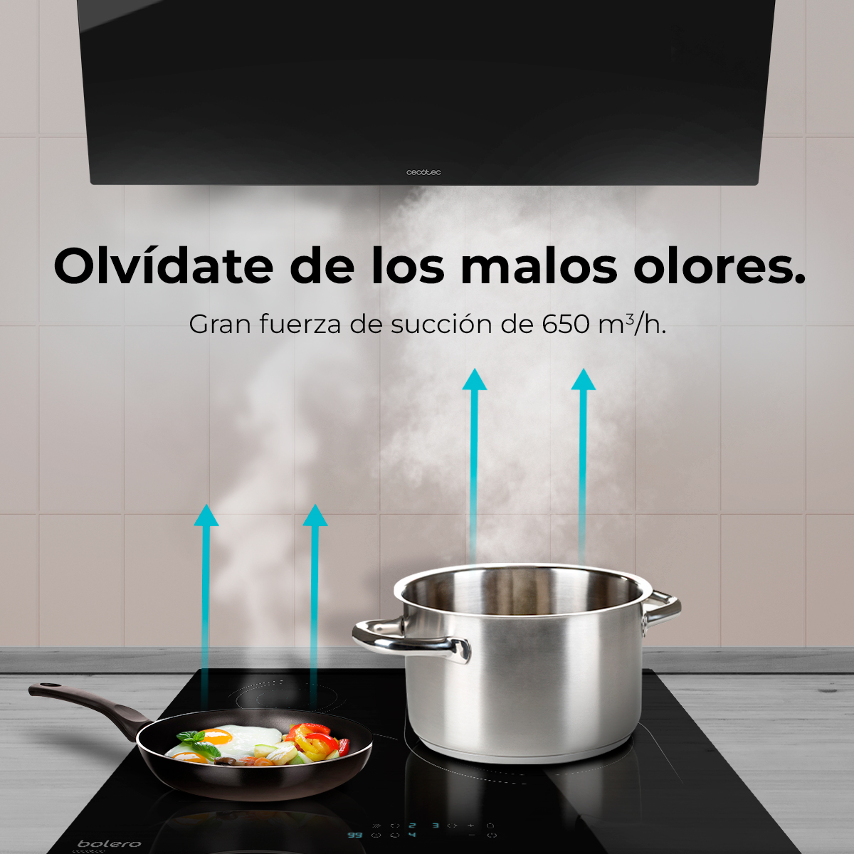 Escena de cocina con sartén con huevo y verduras, olla y campana extractora. Flechas muestran vapor ascendente.