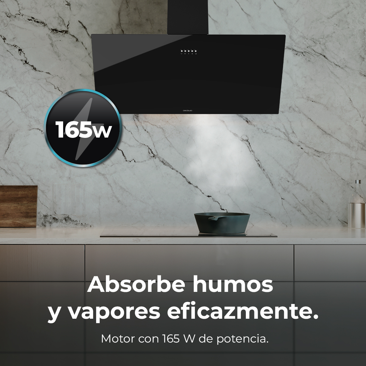 Una moderna campana extractora con superficie de cristal negro. Una olla está en la estufa, y un logo de 165w a la izquierda. El fondo es mármol.