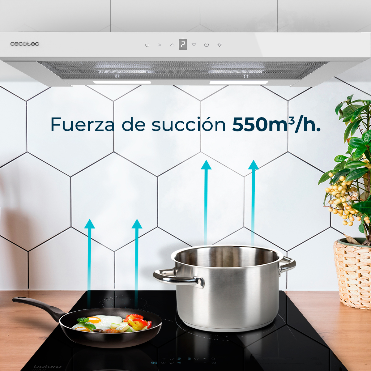 Una escena de cocina con una sartén con huevos y verduras, una olla y una campana extractora. Las flechas indican succión.