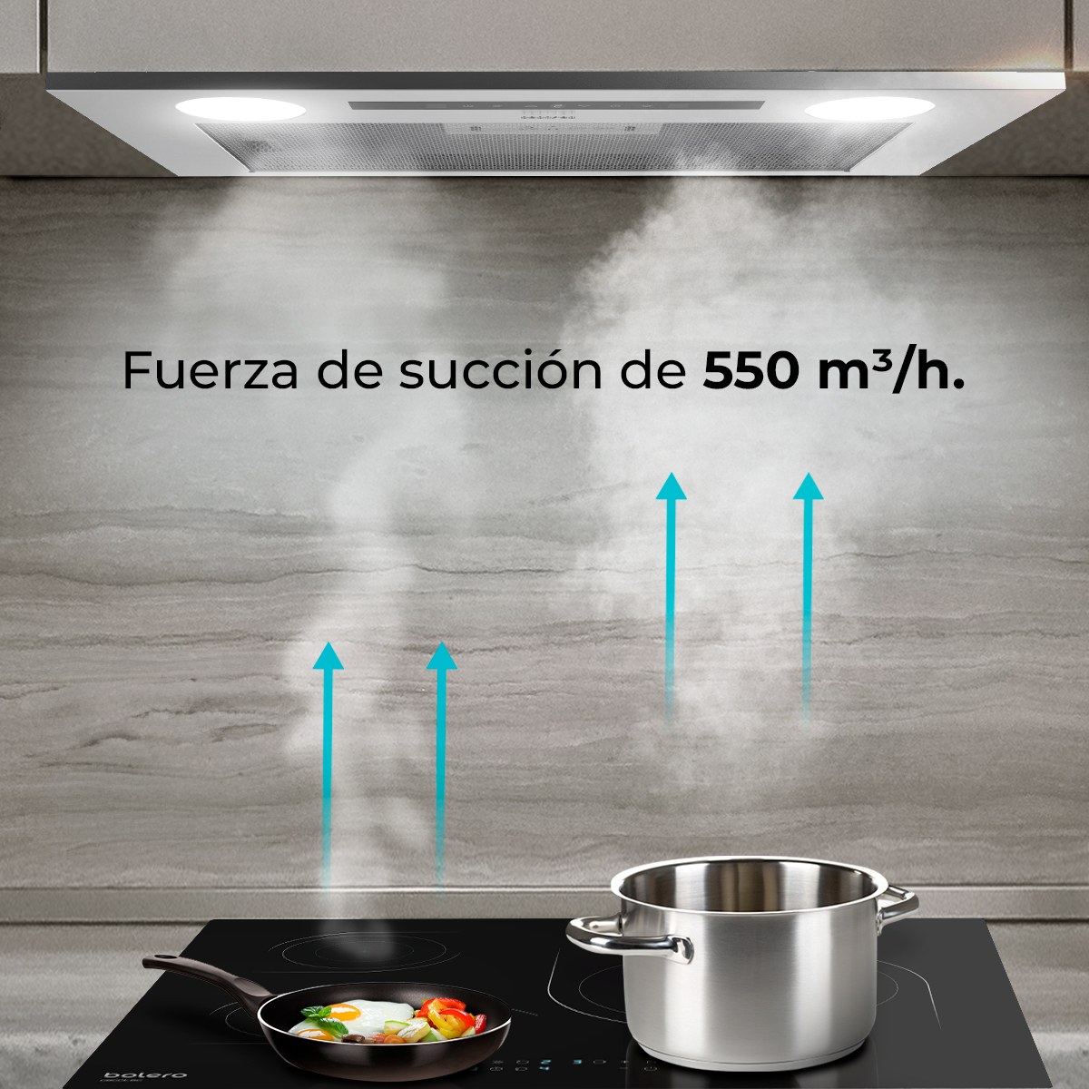 Scena di cucina con una cappa aspirante sopra un fornello. Una padella con cibo e una pentola sono sul fornello. Le frecce indicano l'aspirazione.