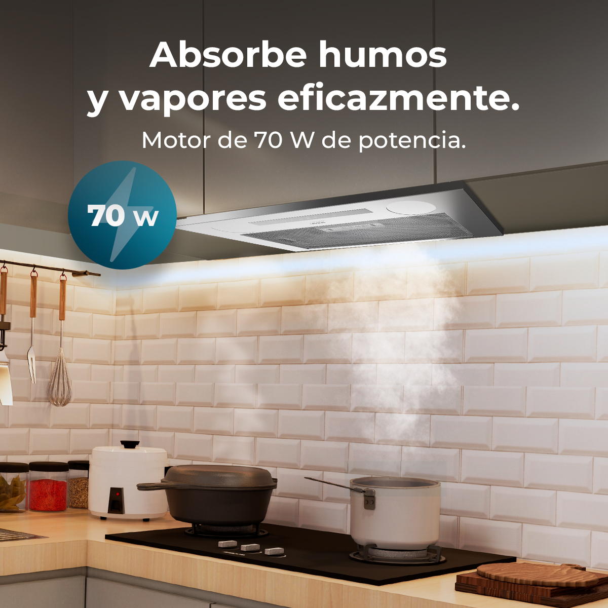 Scena di cucina con cappa aspirante sopra un fornello. Vapore che sale dalle pentole. Il testo dice 'Assorbe fumo e vapori in modo efficiente'.