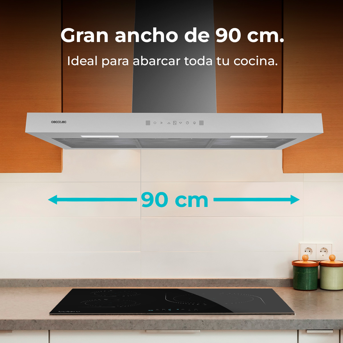 Cappa da cucina sopra un piano cottura a induzione, larga 90 cm. Testo: 'Grande larghezza di 90 cm. Ideale per tutta la cucina.'