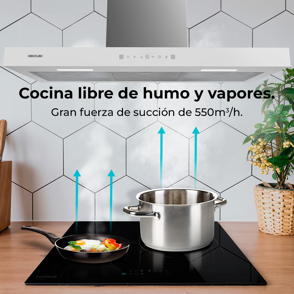 Cucina con piano cottura nero, padella con cibo e pentola. Il fumo sale verso una cappa bianca. Testo: cucina senza fumo.