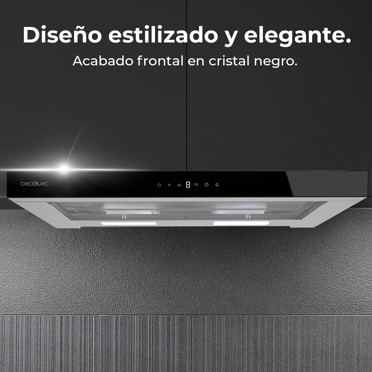 Una campana extractora moderna con frontal de cristal negro. La campana es plateada con una rejilla de malla. Una pantalla digital muestra ajustes.