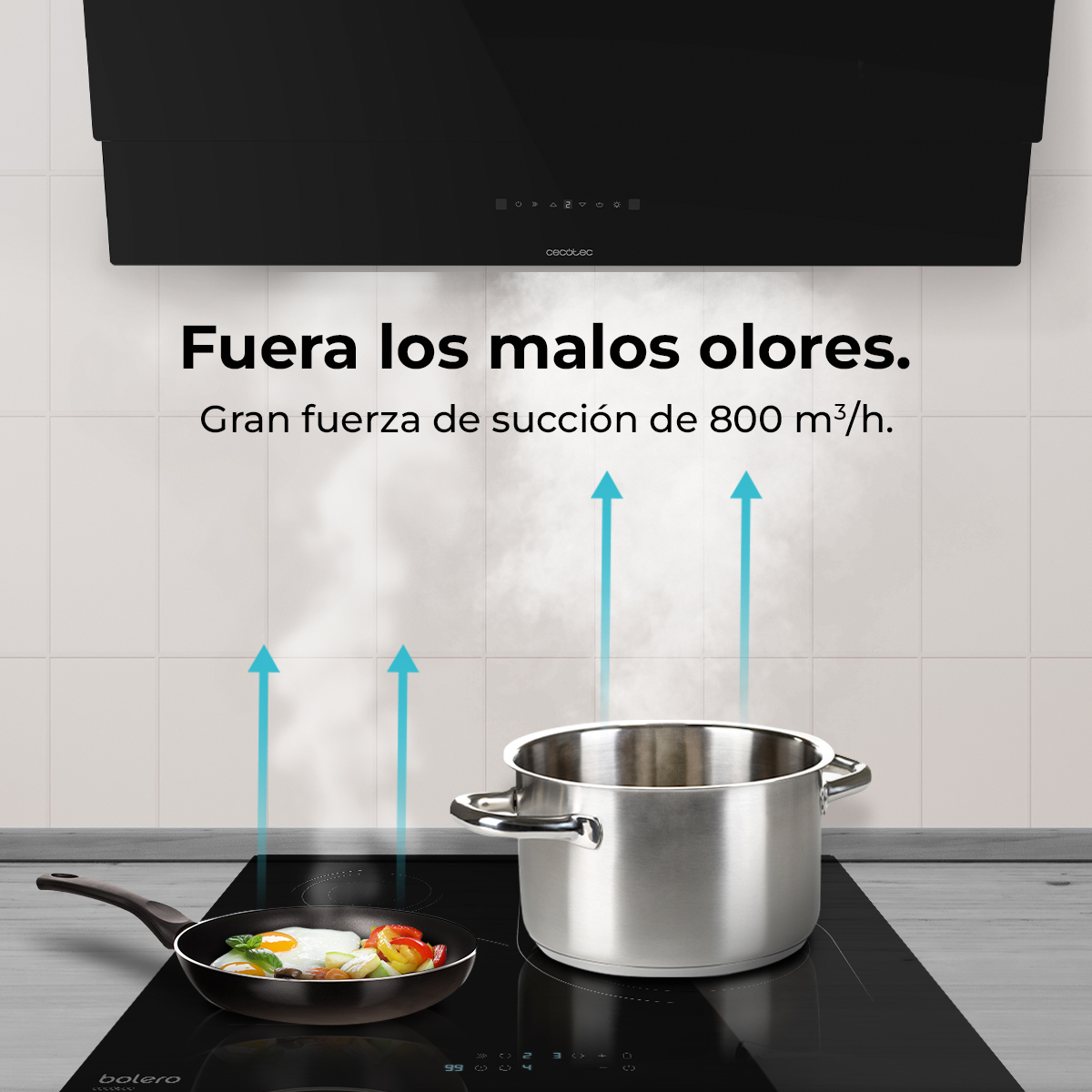 Escena de cocina con sartén, olla y campana extractora. Flechas muestran la potencia de succión del ventilador. Texto en español.