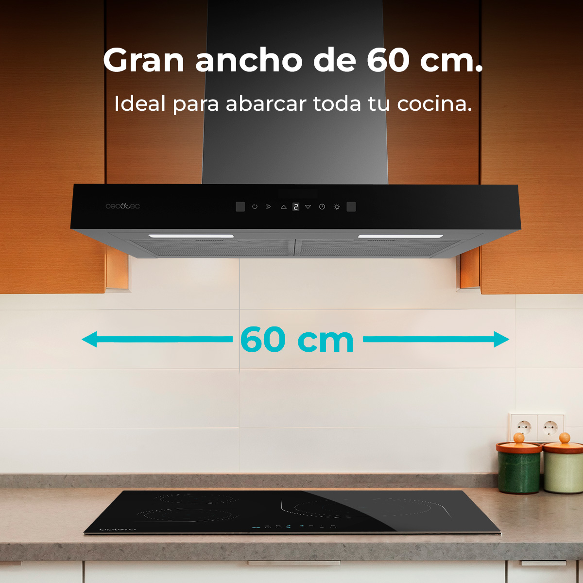 Escena de cocina con una campana extractora negra sobre una vitrocerámica. El texto indica un ancho de 60 cm. El fondo muestra armarios.