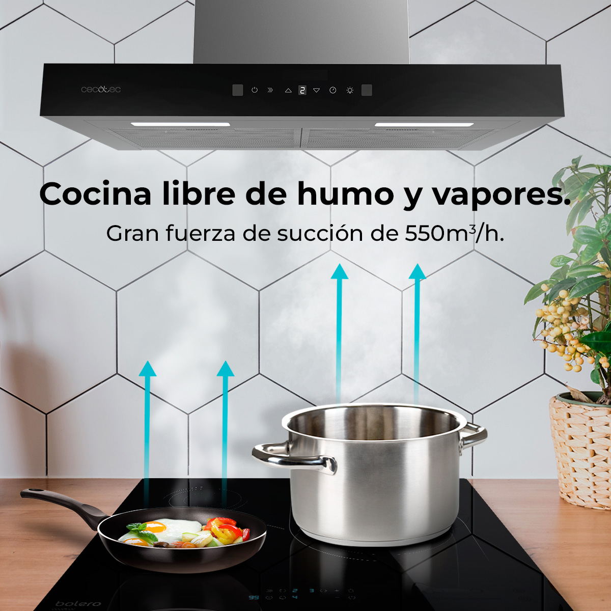 Escena de cocina. Campana extractora negra sobre vitrocerámica con olla y sartén. Flechas muestran la succión. Texto: libre de humo.