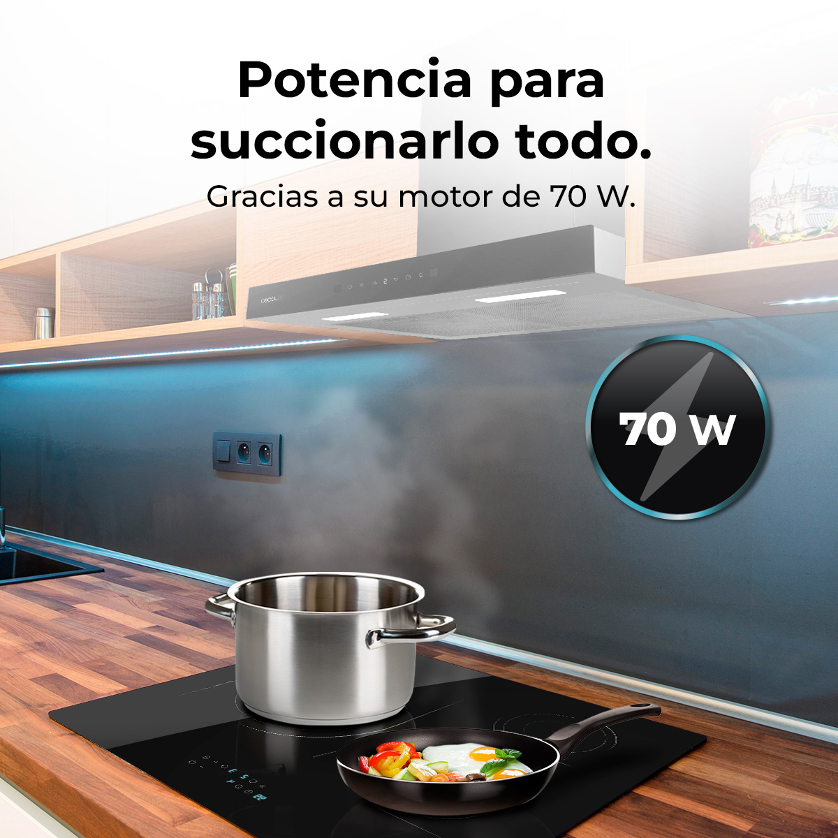 Una escena de cocina con una olla y una sartén con huevos fritos. Encima de la estufa hay una campana extractora con un indicador de potencia de 70W.