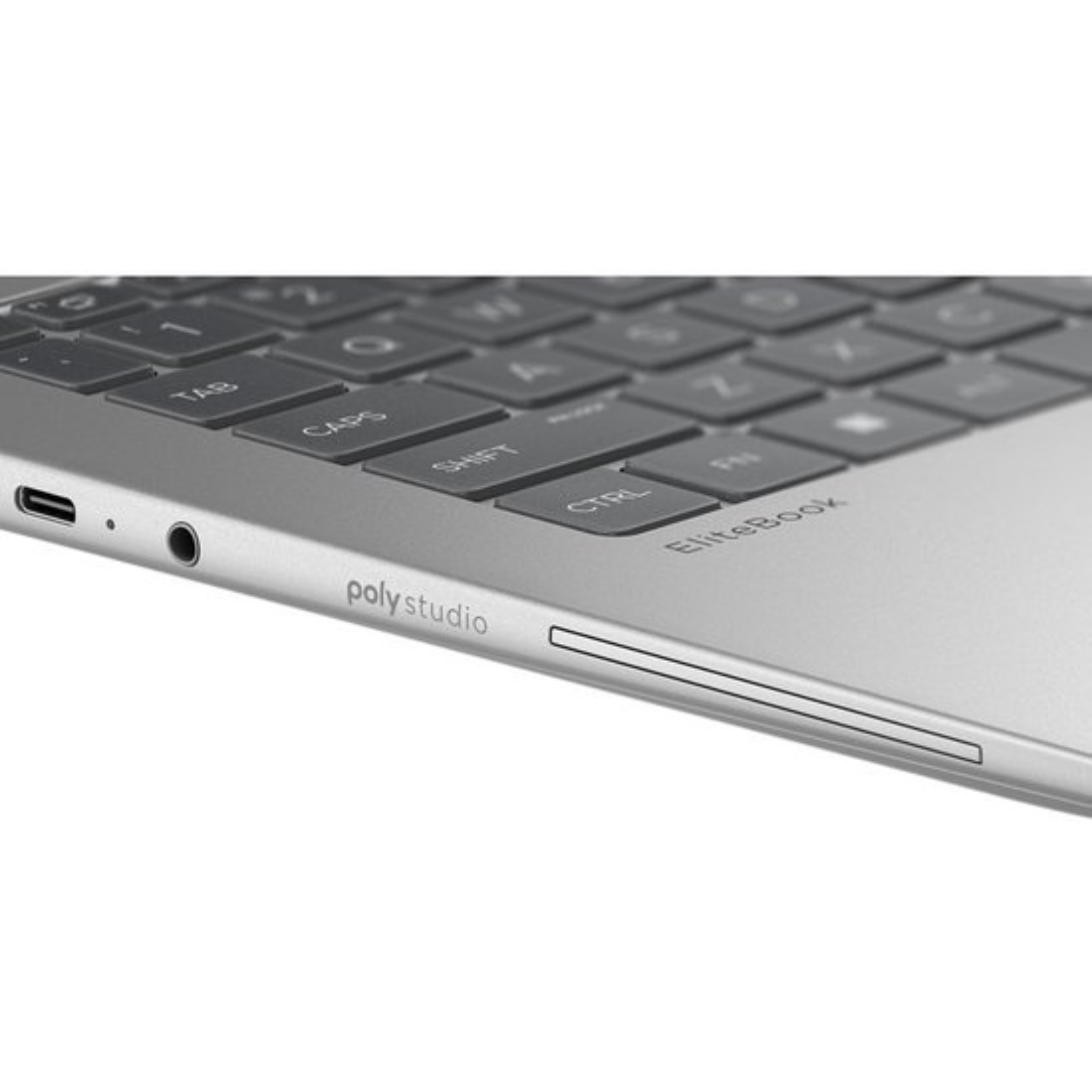 Close-up van een zilveren laptop. Toetsenbordtoetsen zijn grijs. De woorden poly studio zijn zichtbaar.