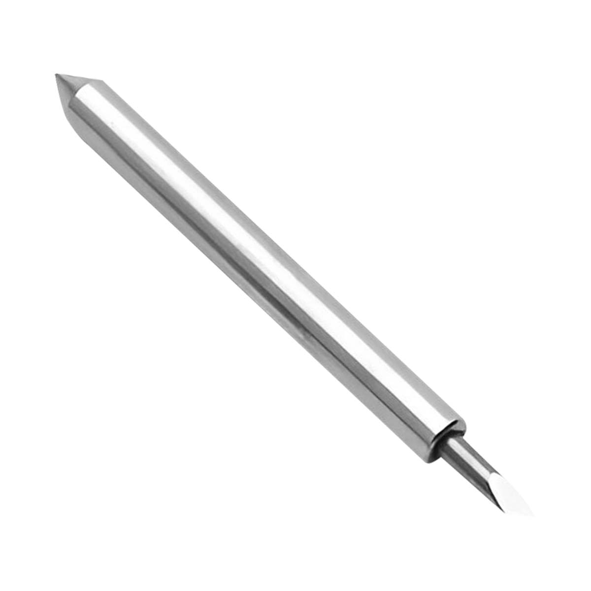Primo piano di un utensile da taglio metallico. Ha una punta affilata e conica e un corpo cilindrico. Lo sfondo è bianco.