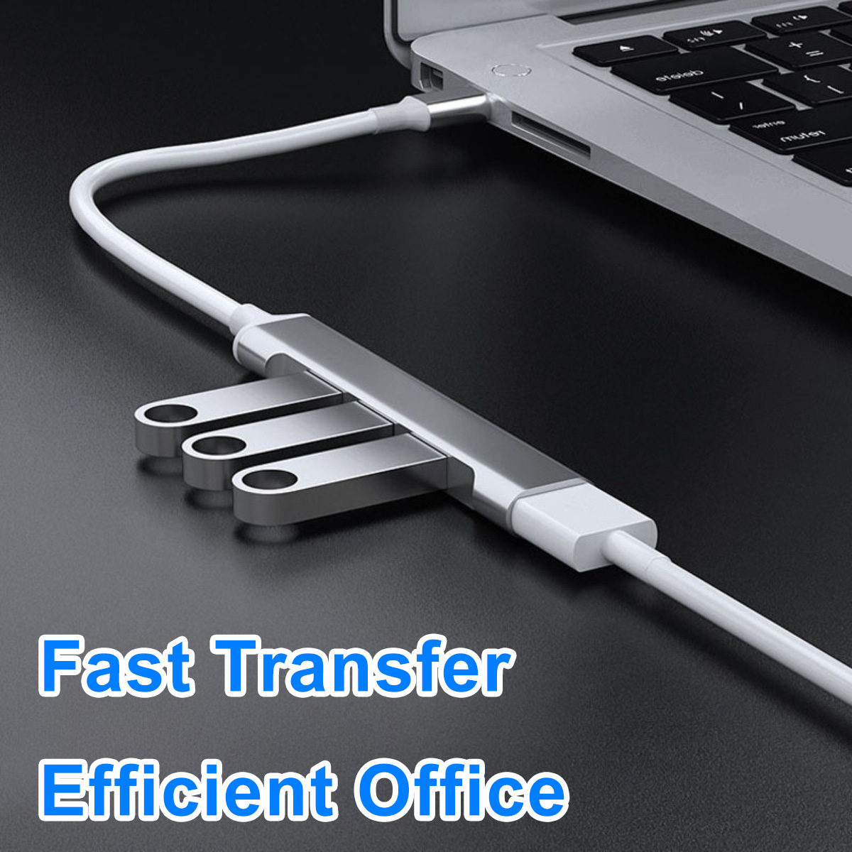 Ein Laptop, verbunden mit einem silbernen USB-Hub mit drei USB-Laufwerken. Weißes Kabel zum Laptop. Schwarze Oberfläche.