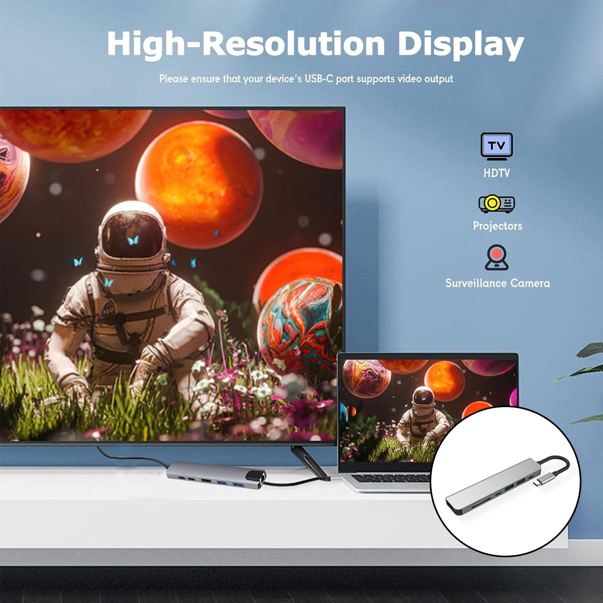 Ein Astronaut in einem Feld, der auf einem Fernseher angezeigt wird. Ein Laptop und ein USB-Hub befinden sich auf einer weißen Oberfläche.