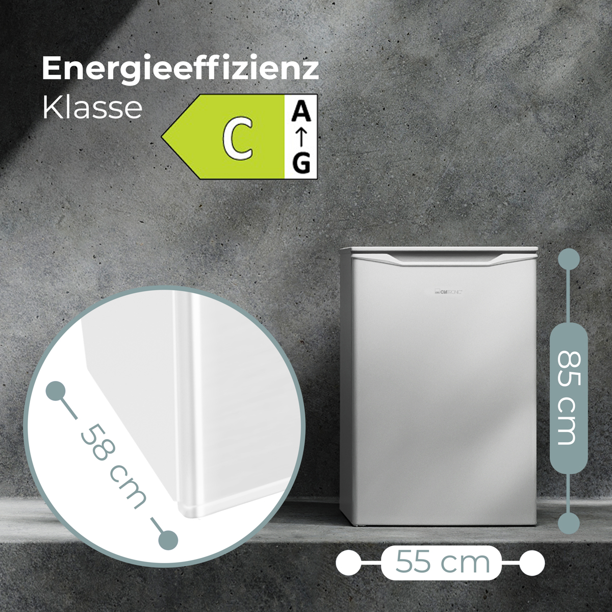 Kleiner, grauer Kühlschrank mit Energieeffizienz-Informationen. Abmessungen: 55 cm breit, 58 cm tief und 85 cm hoch.