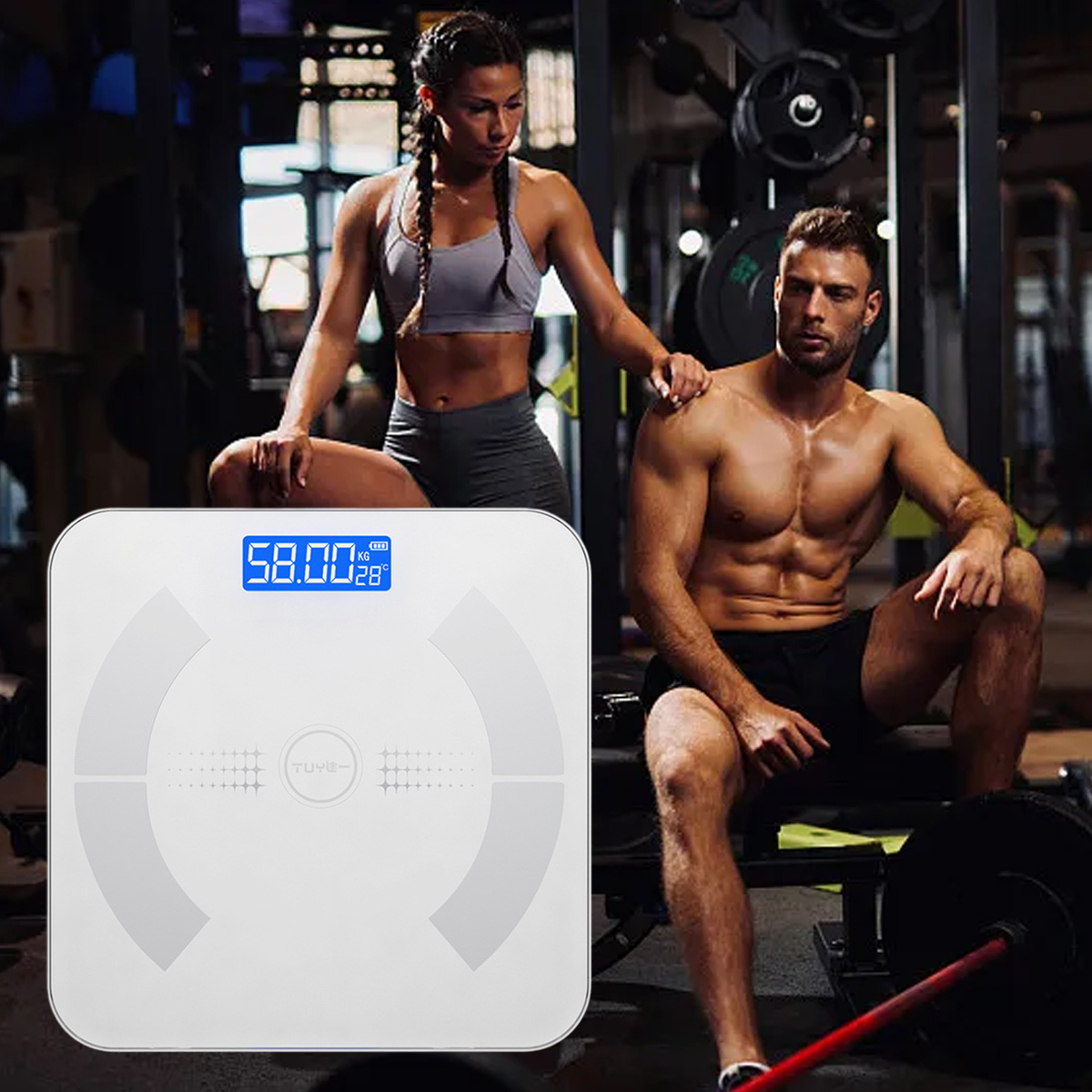 Eine Waage mit 58,00 kg in einem Fitnessstudio. Im Hintergrund sind eine Frau und ein Mann zu sehen. Gewichte und Geräte sind sichtbar.