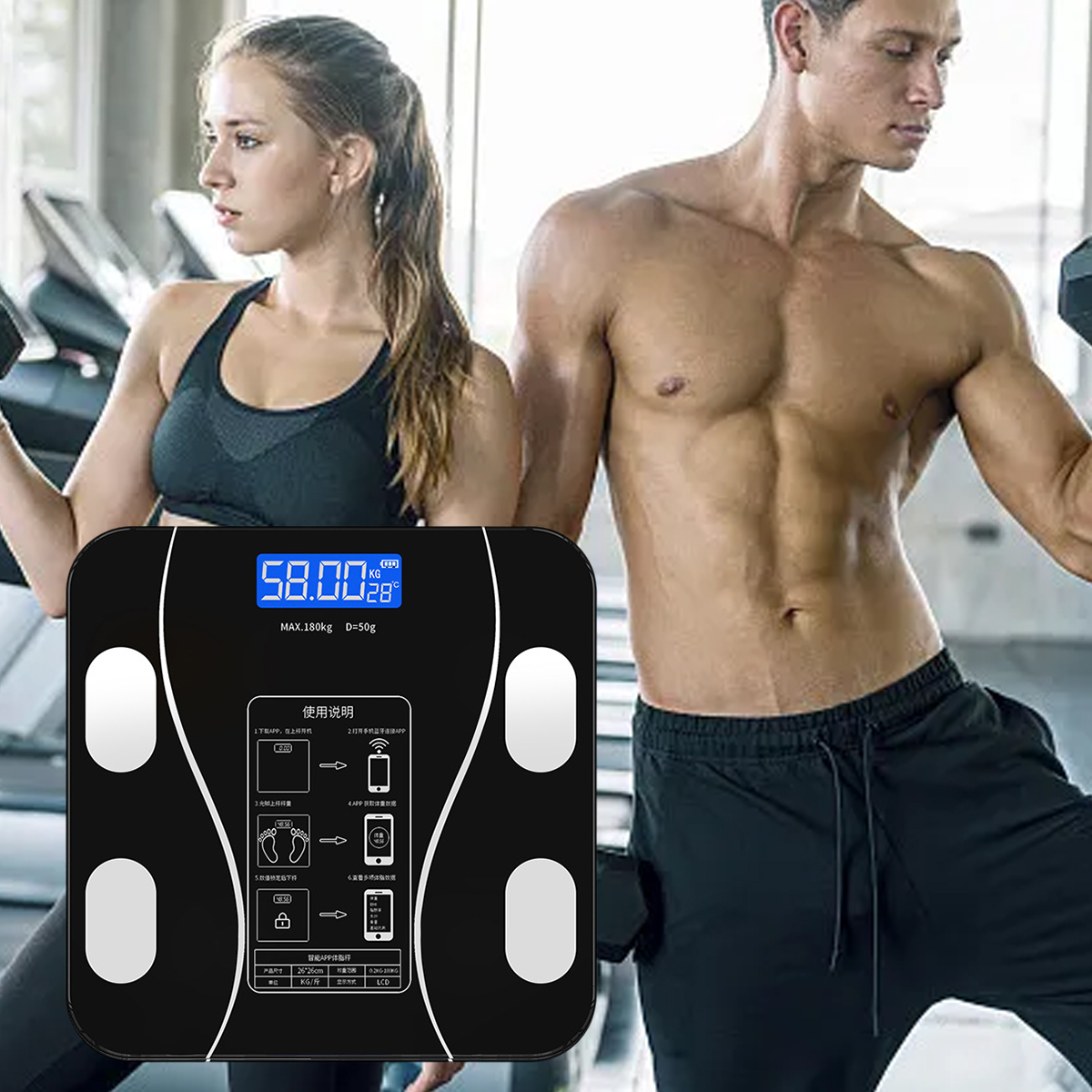 Ein Mann und eine Frau stehen in der Nähe einer Waage. Die Waage zeigt 58,00 kg an. Sie befinden sich in einem Fitnessstudio.