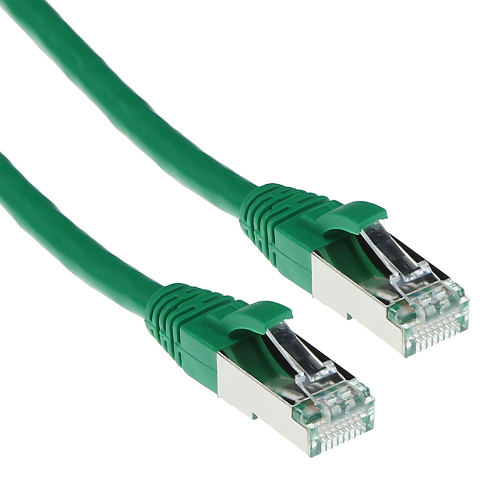 Deux câbles Ethernet verts avec des connecteurs argentés. Les câbles sont en angle, et le fond est blanc.