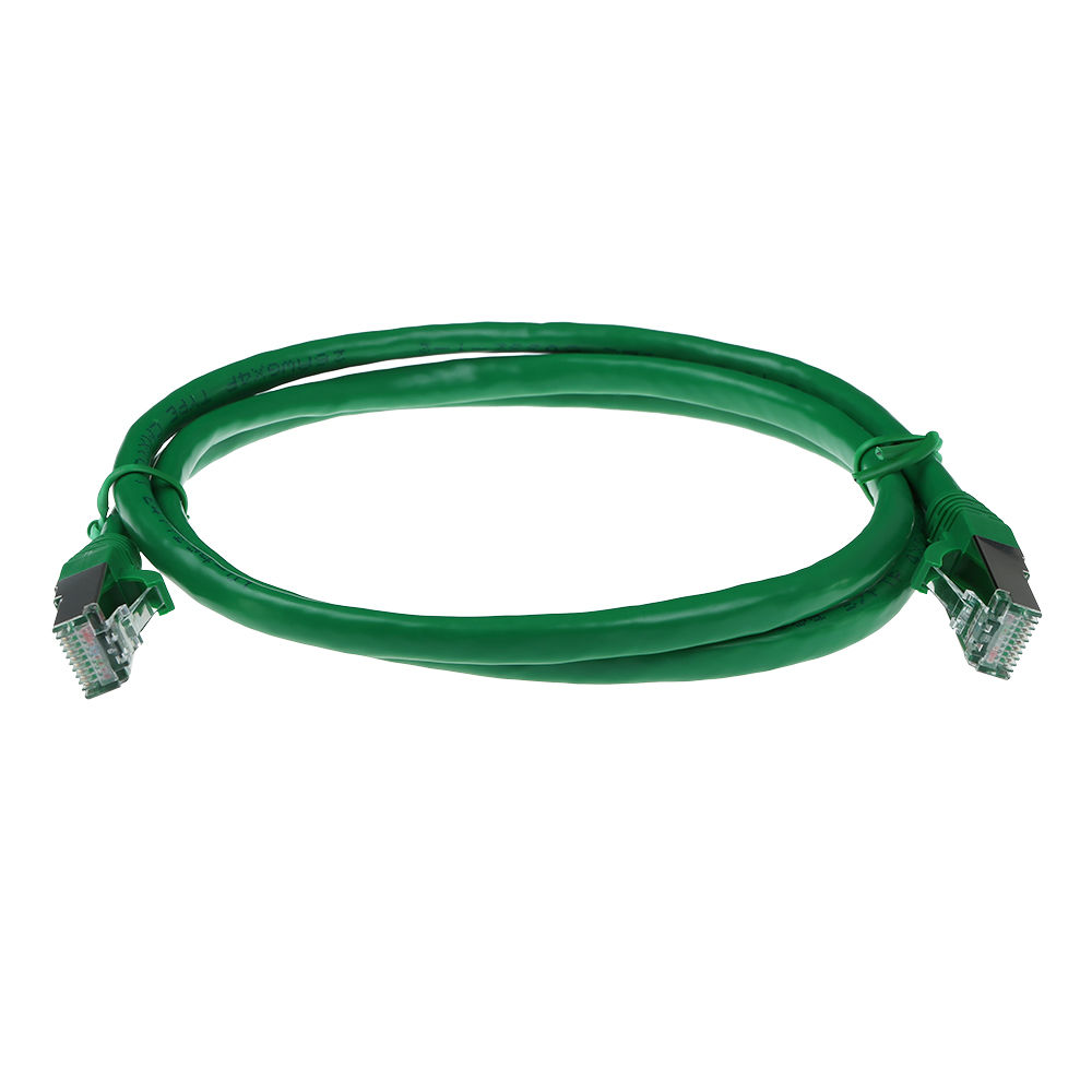Un câble Ethernet vert est en boucle sur fond blanc. Le câble a des connecteurs aux deux extrémités.
