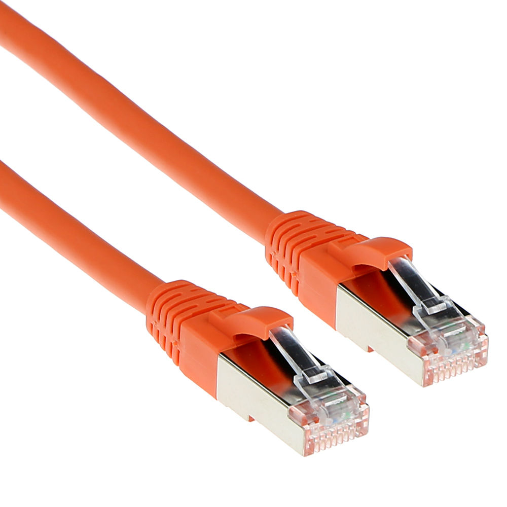 Twee oranje Ethernet-kabels met zilveren connectoren. De kabels staan schuin op een witte achtergrond, met hun connectoren naar de kijker gericht.