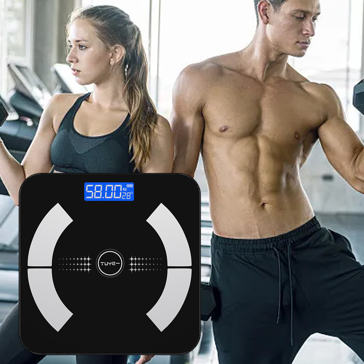 Mann und Frau im Fitnessstudio. Eine Waage zeigt 58,00 kg. Die Frau trägt ein schwarzes Oberteil, der Mann ist oben ohne.
