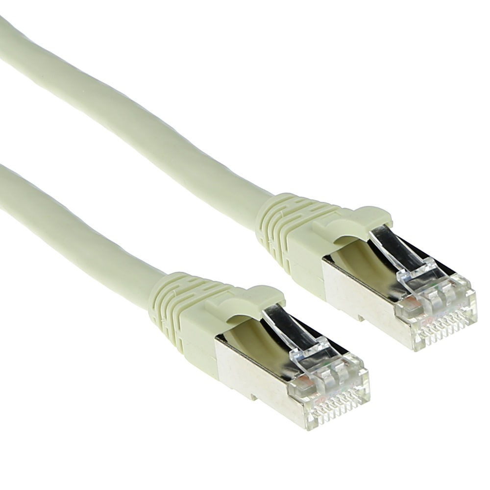 Deux câbles Ethernet beiges avec connecteurs argentés sur fond blanc. Les câbles sont orientés vers le haut à droite.