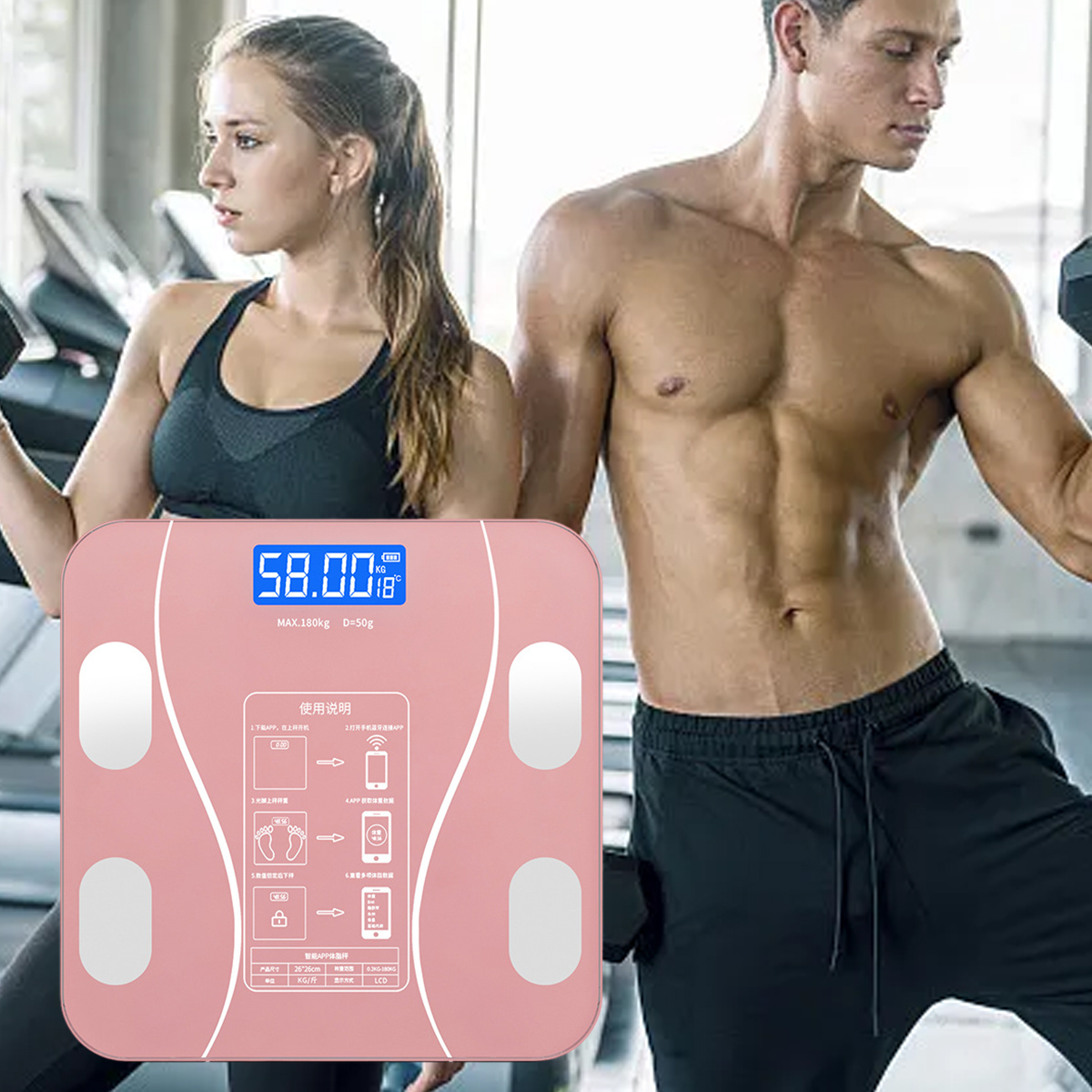 Ein Mann und eine Frau stehen in der Nähe einer Waage. Die Waage zeigt ein Gewicht von 58,00 kg an. Sie sind in einem Fitnessstudio.