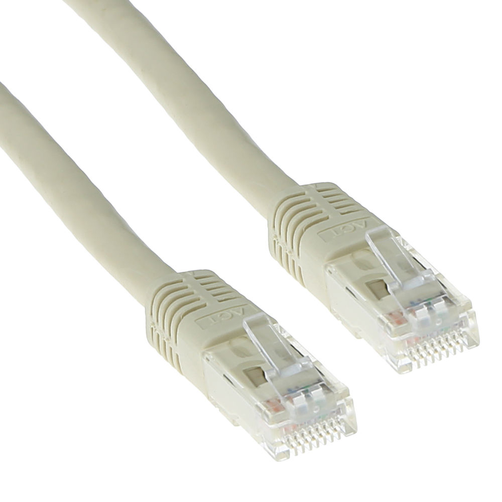 Zwei beige Ethernet-Kabel mit transparenten Steckern. Die Stecker haben viele Pins. Der Hintergrund ist weiß.